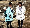 Dos jóvenes madres inuits con su amauti (Anorak con capucha), Pond Inlet 1995