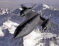 מטוס SR-71B של חיל האוויר האמריקאי, המטוס הראשון שבו שולב מבנה מנשק זוויתי שהתחיל במבנה האף ונמשך לאורך המבנה הקדמי, משתלב עם מבנה הכנפיים הפנימיות, וכן בחלק החיצוני של בית המנוע ומשתלב עם מבנה החיצוני של הכנפיים.