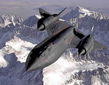 Nadzvukový průzkumný letoun SR-71 „Blackbird“, letící nad kalifornskou Sierrou Nevadou, je držitelem několika světových rychlostních rekordů