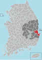 Pohang (포항시) hija l-akbar belt fil-Provinċja ta' Gyeongsang tat-Tramuntana, il-Korea t'Isfel, b'popolazzjoni ta' 499,363 fl-2022, imdawwar mal-Baħar tal-Lvant fil-lvant, Yeongcheon fil-punent, Gyeongju fin-nofsinhar. u Cheongsong u Yeongdeok fit-tramuntana. Il-belt għandha industriji tal-ikel, tat-tessuti u tal-metall. Prodotti agrikoli bħall-għeneb, il-kaki u ċ-ċavella tat-tewm huma abbundanti, u l-prossimità tal-belt mal-Baħar tal-Lvant wasslet għall-iżvilupp ta 'industrija tas-sajd. Hagfish hija speċjalità lokali. L-1 Diviżjoni Koreana tal-Korp tal-Baħar hija stazzjonata f'Pohang, u l-Kmand tal-Edukazzjoni u t-Taħriġ tagħha jinsab hemm ukoll. L-attrazzjonijiet turistiċi jinkludu s-suq tal-ħut Jukdo, fejn jinbiegħ frott tal-baħar frisk, kif ukoll bajjiet Yeongildae, Wolpo u Pohang Songdo. Naejangsan Mountain taqsam Pohang u Yeongdeok u għandha tnax-il kaskata.