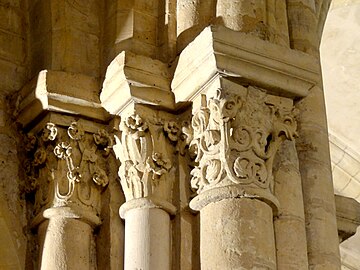 Kapiteli stebrov v severnem transeptu, jugovzhodni kot