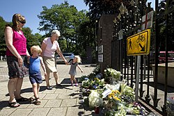 Nizozemská rodina si prohlíží květiny rozložené k památce obětí katastrofy