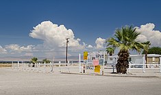 Salto Sea Beach mit Salton Sea, Informationstafel und mobilem Haus