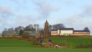 Internationale Bildungsstätte Jugendhof Scheersberg sowie Bismarckturm; ehemals Ortsteil von Quern, inzwischen von Steinbergkirche