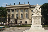 Az egyetem épülete Alexander von Humboldt szobrával