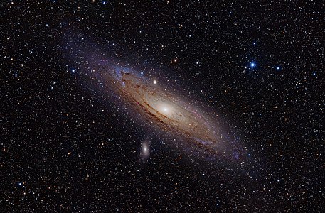 Andromeda Gökadası, Andromeda Takımyıldızı'nda bulunan, çıplak göz ile Yer'den görülebilen en uzak gök cismi. Samanyolu ile arası yaklaşık olarak 2,2 milyon ışık yılıdır. Bir sarmal gökada olan Andromeda, yaklaşık bir trilyon yıldıza evsahipliği yapar. (18 Eylül 2010) (Üreten:Adam Evans)