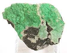 Genthite (antigorite) da Wood's Chrome Mine. A antigorite verde brilhante e lustrosa que cobre ricamente este espécime tem uma forma incomum nodoso iu borbulhante.