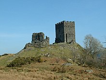 na travnatem griču stojita pravokotni utrdbi, na levi je ruševina, desna kaže celotno obzidje