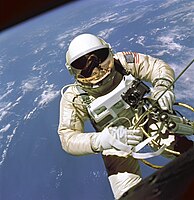 Edward Higgins White II, dando un paseo espacial, en el Gemini 4, en 1965; Alekséi Leónov había sido el primer hombre en hacerlo, en el Vosjod 2, dos meses antes.