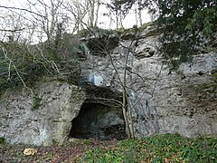 La grotte de l'Église dans la falaise des Roches enchantées.