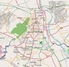 Mapa konturowa Delhi, u góry nieco na prawo znajduje się punkt z opisem „Czerwony Fort”