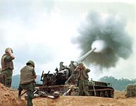Um canhão M107 disparando contra posições vietnamitas.