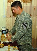 Making Iraqi Chai for Sheiks - DVIDS 50101.jpg