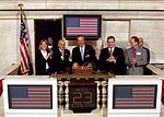 Секретарь Департамента торговли США Доналд Эванс бьёт в колокол, давая тем самым старт биржевым торгам на Нью-Йоркской бирже 23 апреля 2003 года