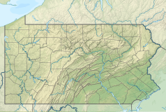 Mapa konturowa Pensylwanii, blisko lewej krawiędzi u góry znajduje się punkt z opisem „Park stanowy Presque Isle”