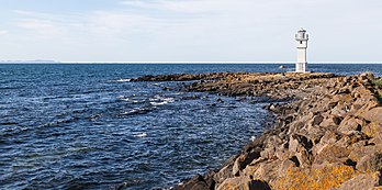 Antigo farol de Akranes, localizado na extremidade oeste da península de Suðurnes, Islândia. O farol de concreto foi construído em 1918 e é um dos mais antigos da Islândia. Serviu à cidade piscatória de Akranes até ser desativado em 1947, quando foi substituído por uma estrutura maior a vários metros de distância. (definição 5 588 × 2 778)