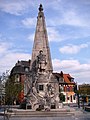 Monumento ai morti consistente in un obelisco con effigie di soldato e iscrizione à ses enfants morts pour la patrie la ville d'armentières