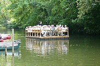 Freizeit-Floss auf der Oker (Braunschweig, Deutschland) / Recreational raft, seen on the River Oker in Braunschweig, Germany.