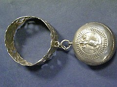 Bracelet with bonbonnière (AM 1932.233-13).jpg