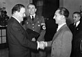 Йозеф Геббельс нагороджує Вільгельма Крайса Орлиним щитом Німецької імперії. Шпеер — в центрі (1944).