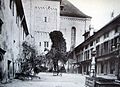 Hof der Äbtissin im Jahr 1898: Brunnen von 1742, links altes Kloster­gebäude, rechts Haberhaus (Getreide­speicher) der Abtei, heute das Stadthaus.