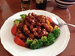 General Tsos kyckling, en amerikansk-kinesisk rätt, här såsom den serveras på restaurang Golden China i Uppsala.