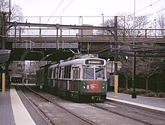 Kinki-Sharyo-Zug auf der D-Strecke an der Station Fenway, im Hintergrund der Tunnelmund