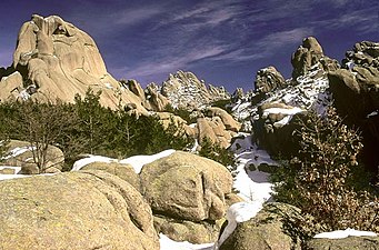 Vista invernal de las Torres de La Pedriza. Estos riscos son los más altos de la zona, superando los 2000 metros de altitud.