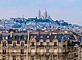 Montmartre med den store, kvite kyrkja Basilique du Sacré-Cœur de Montmartre hevar seg over byen.