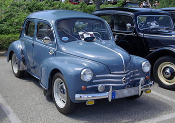 Une Renault 4CV (millésime 1955), voiture populaire de l'après-guerre. (définition réelle 3 231 × 2 282)