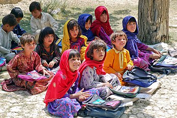 Écolières du village de Bamozai près de la ville de Gardêz dans la province de Paktiyâ en Afghanistan. L'école n'a pas de bâtiment et la classe se déroule en plein air à l'ombre des arbres. (définition réelle 3 008 × 2 000)