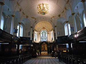 Iglesia de St. Clement Danes en Londres, con un relieve de las armas reales del Reino Unido, que representan el monarca británico como jefe de la Iglesia de Inglaterra.