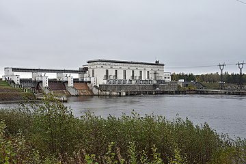 Здание ГЭС и водосбросная плотина