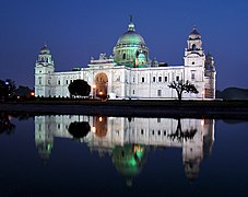 El Victoria Memorial en Kolkata fue diseñado por William Emerson, y construido entre 1906 y 1921. Fue inspirado por el Taj Mahal.