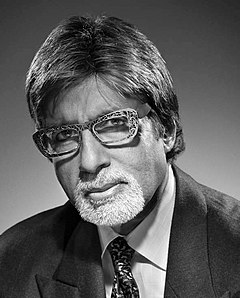 Amitabh Bachchan memandang kamera.