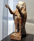 Représentation en ronde-bosse de l'âme-Bâ, bras levés pour recevoir eau et nourriture des dieux (musée de Hildesheim, Allemagne).