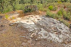 Cazoletas en la sepultura del moro en Pino del Oro.jpg