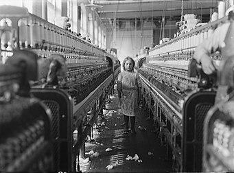 Une très jeune fileuse dans l'usine Mollohan, à Newberry, en Caroline du Sud (États-Unis), au début du XXe siècle. (définition réelle 4 622 × 3 417)
