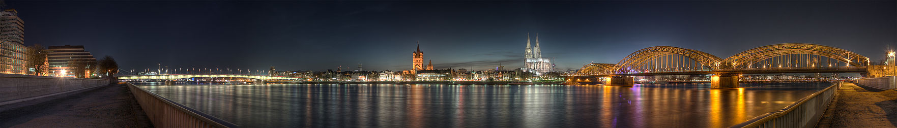 Panorama över Altstadt från andra sidan av Rhen.