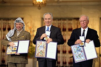 Remise du prix Nobel de la paix 1994, à Oslo. De gauche à droite : Yasser Arafat, Shimon Peres et Yitzhak Rabin. (définition réelle 3 072 × 2 048)