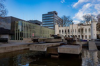 Paleis-Raadhuis, met daarachter Stadskantoor 2, de 'zwarte doos'