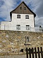 Wohnstallhaus, Bildstock mit verglaster Nische und Stützmauer