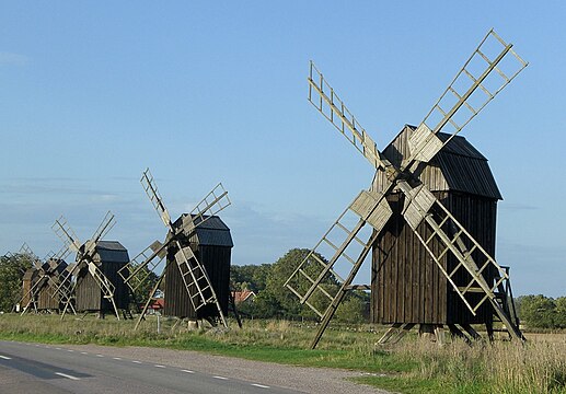 Öland: Öland är känt för sina väderkvarnar. På 1800-talet fanns 2000 väderkvarnar i landskapet, men idag är ca 355 bevarade. Här ses väderkvarnarna i Lerkaka.