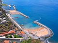 Strand und Yachthafen (hinten) von Calheta