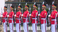 インドネシア大統領警備隊Paspampresの儀仗隊。儀礼用にクロームメッキを施したPindad SS1小銃を用い着剣捧げ銃の姿勢。
