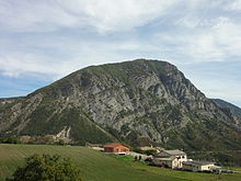 Vue de la montagne Saint-Maurice dominant le village