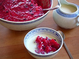 Rote Grütze mit Vanillesoße.JPG