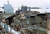 Normandiai partraszállásra felkészített LCT, Sherman harckocsikkal a fedélzetén. Látható a harckocsik speciális, megnövelt méretű légbeömlő nyílása amely megakadályozta, hogy víz jusson a motortérbe