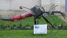 Statue à l’effigie de l’arrêté municipal interdisant les moustiques d'entrer sur le territoire de la commune.