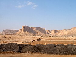 座落於沙烏地阿拉伯中部的圖伊格斷崖（英语：Tuwaiq），位於內志地區東部。此視角下利雅德即位於斷崖後方